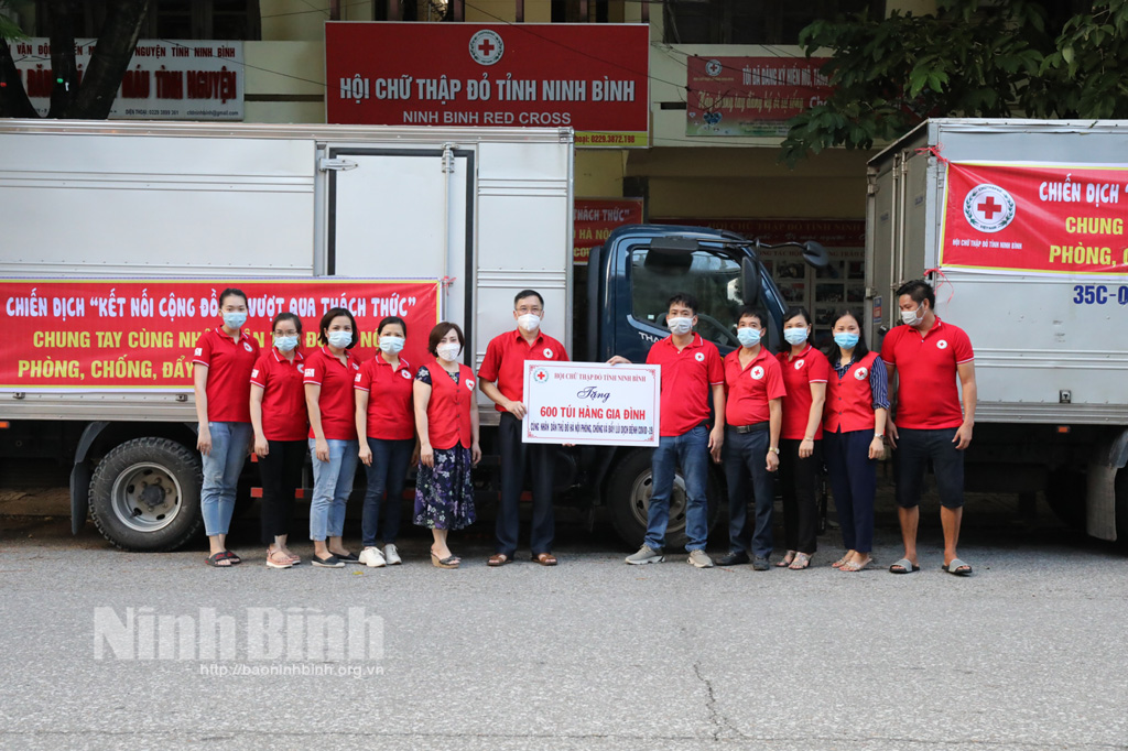 Ninh Bình: Gửi tặng 600 túi quà cho các hộ gia đình bị ảnh hưởng bởi dịch COVID-19 tại Thủ đô Hà Nội - Ảnh 1.