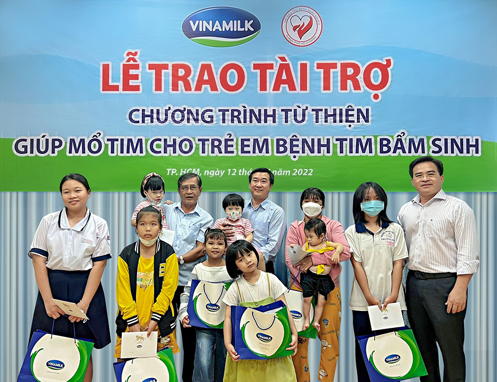 Vinamilk tiếp tục ủng hộ Hội Bảo trợ Bệnh nhân nghèo TP.HCM 500 triệu đồng cho các bệnh nhi nghèo mổ tim - Ảnh 2.