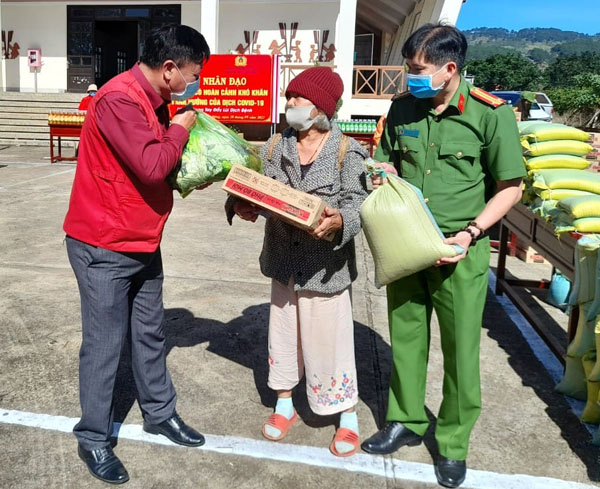 Lâm Đồng: Nối dài yêu thương qua những phiên Chợ Nhân đạo - Ảnh 1.