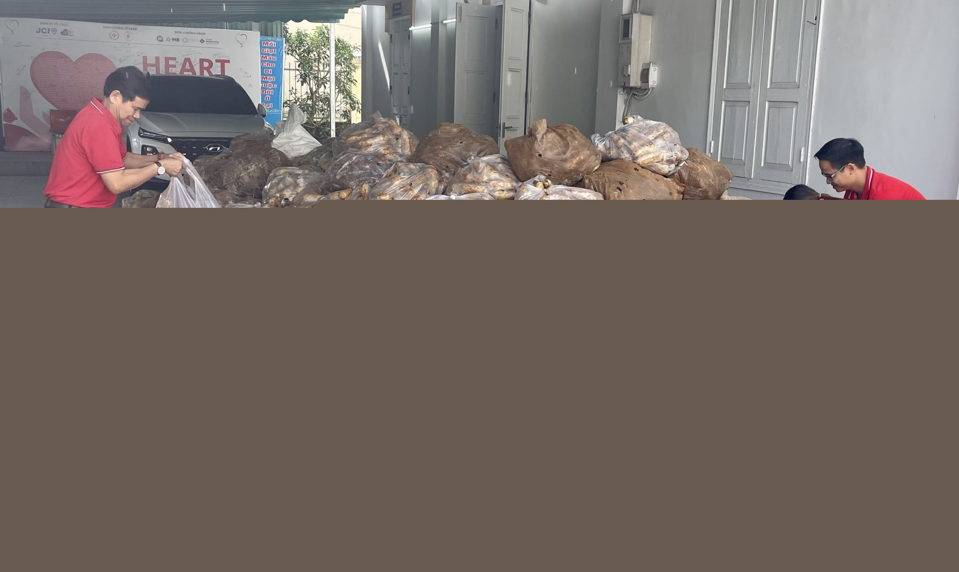 10 tấn củ cải do nhà hảo tâm ủng hộ từ huyện Đam Rông đã tập kết về Hội Chữ thập đỏ tỉnh được đóng gói 