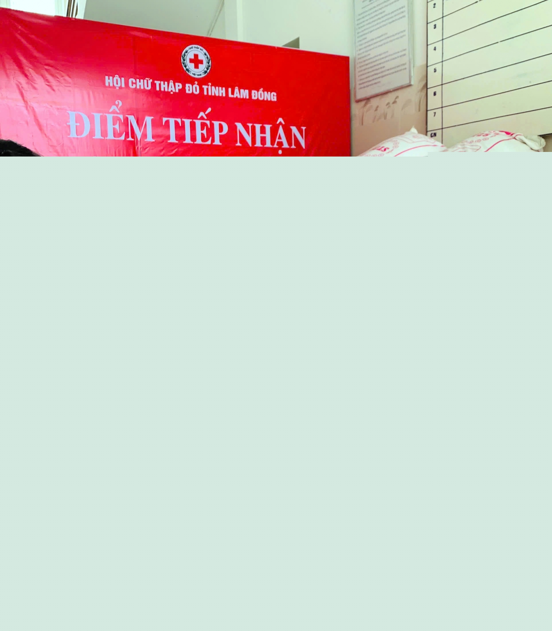Tại điểm tiếp nhận hàng ở Hội Chữ tập đỏ tỉnh Lâm Đồng, các cán bộ, hội viên, tình nguyện viên làm việc đến 10 giờ tối
