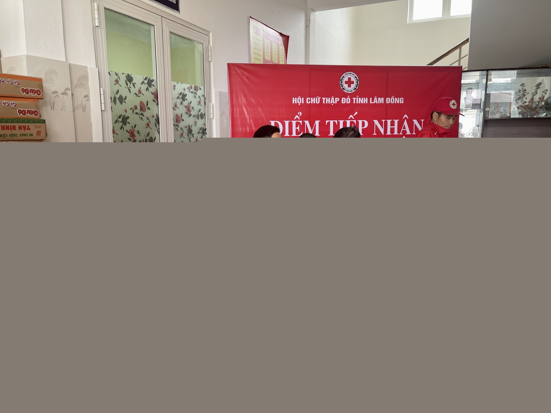 Điểm tiếp nhận hàng ủng hộ đồng bào miền Bắc tại Hội Chữ thập đỏ tỉnh 