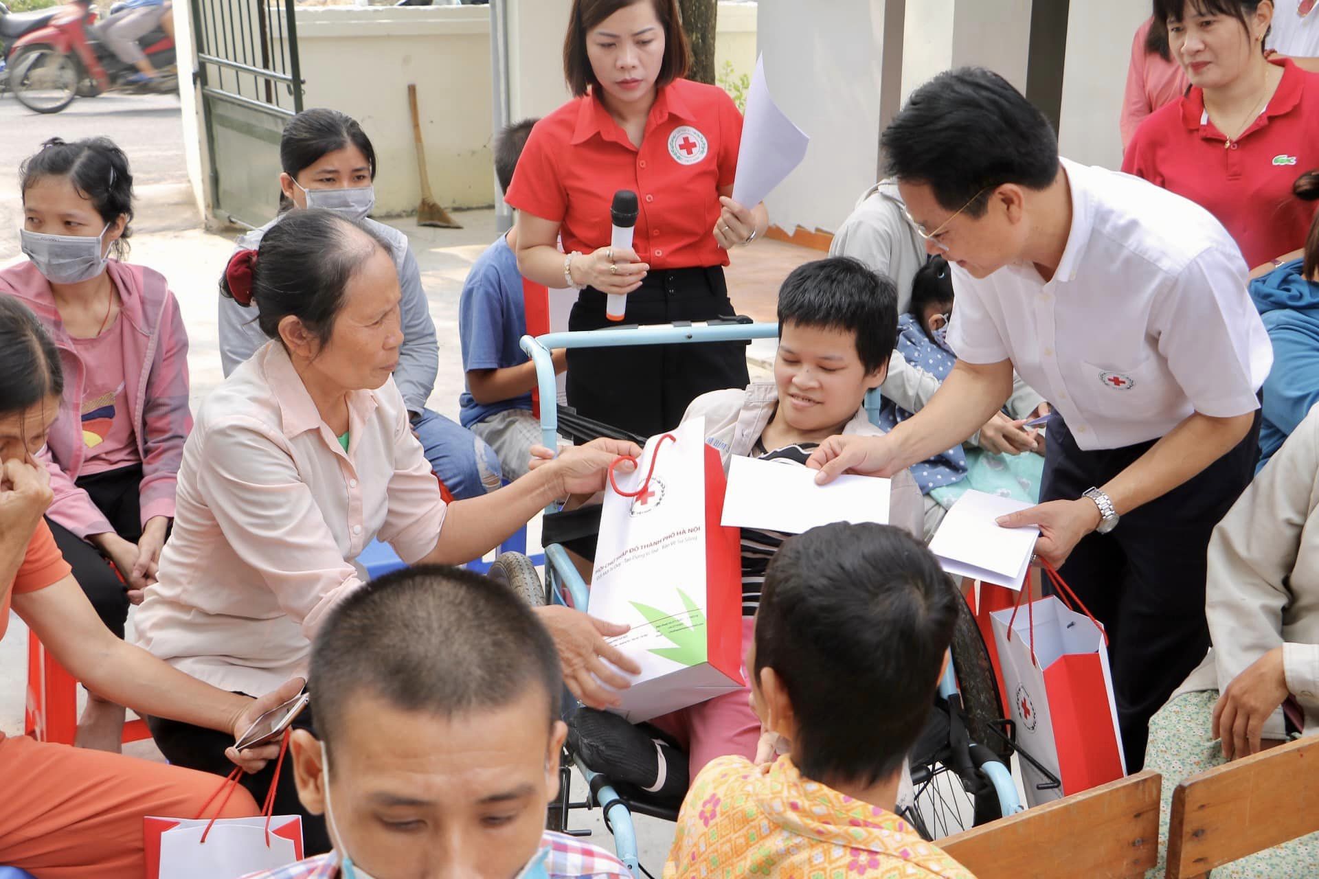 Hà Nội: Bàn giao công trình sửa chữa Trung tâm Cứu trợ trẻ em tàn tật huyện Thanh Oai - Ảnh 2.