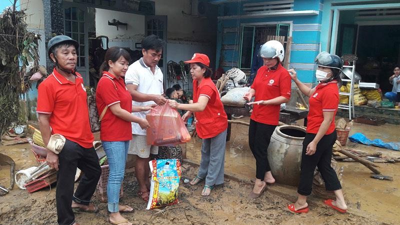 Đà Nẵng: Cứu trợ khẩn cấp cho người dân bị sập nhà - Ảnh 1.