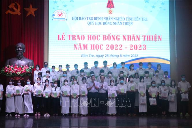 Nâng bước học sinh, sinh viên có hoàn cảnh khó khăn đến trường - Ảnh 2.