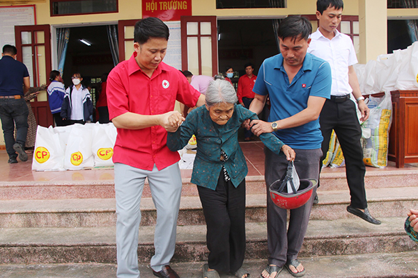 Đoàn công tác Trung ương Hội Chữ thập đỏ Việt Nam tặng 200 suất quà cho bà con vùng biên giới Hương Sơn - Ảnh 5.