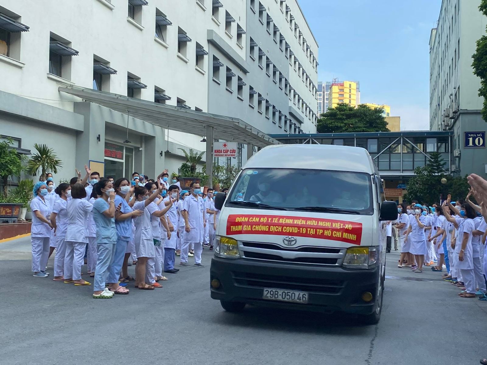 Đoàn quân áo trắng của Bệnh viện Hữu Nghị lên đường hỗ trợ TP Hồ Chí Minh chống dịch - Ảnh 7.