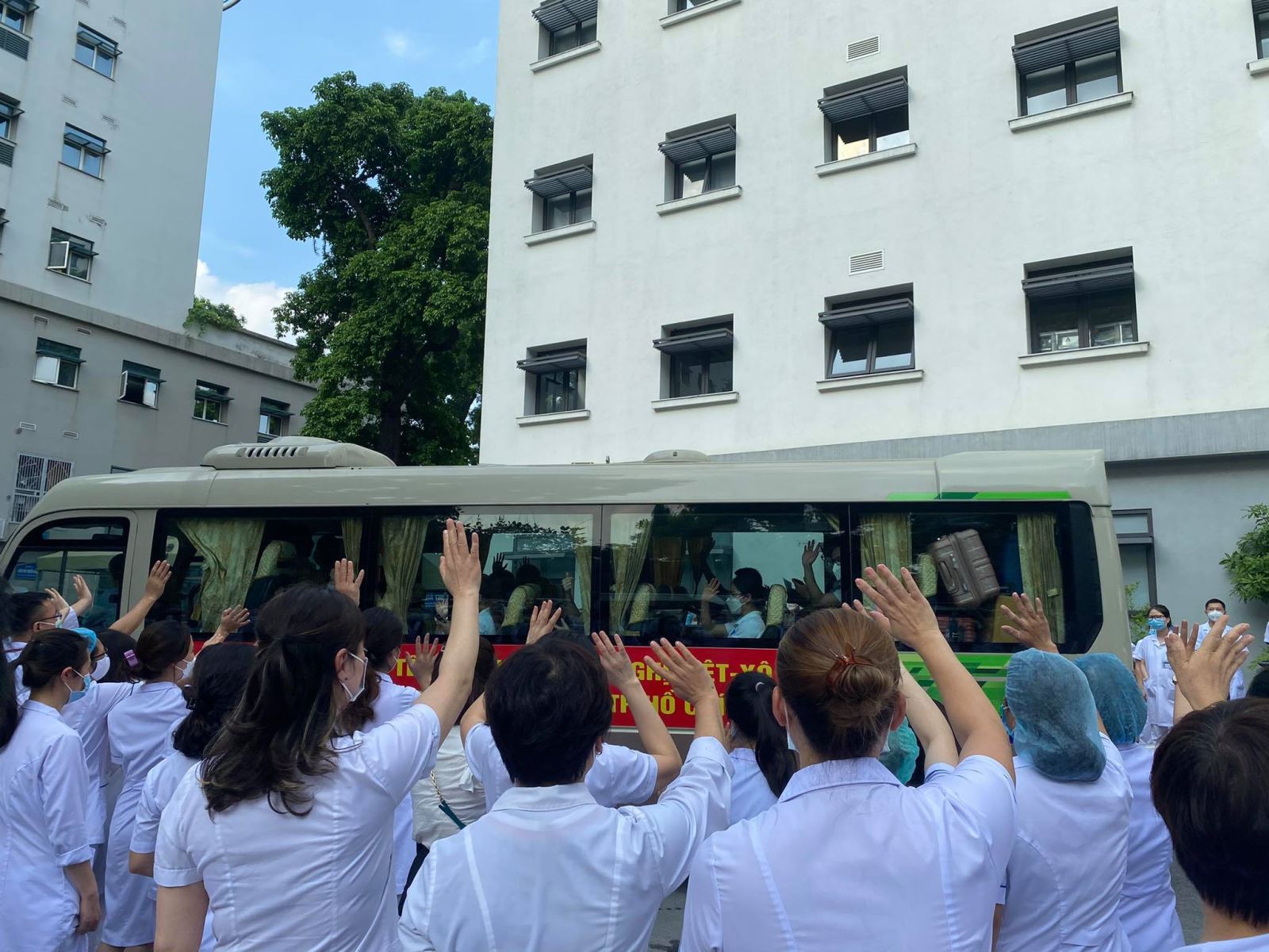 Đoàn quân áo trắng của Bệnh viện Hữu Nghị lên đường hỗ trợ TP Hồ Chí Minh chống dịch - Ảnh 6.