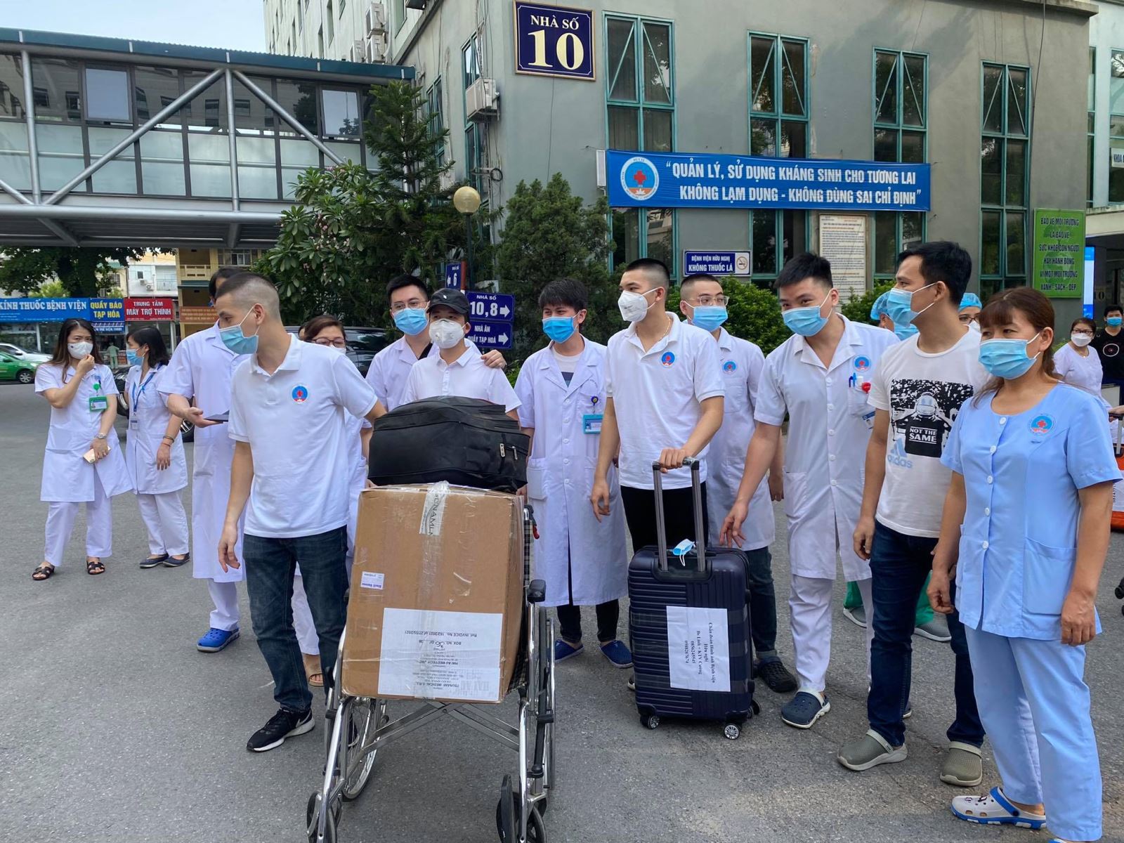 Đoàn quân áo trắng của Bệnh viện Hữu Nghị lên đường hỗ trợ TP Hồ Chí Minh chống dịch - Ảnh 3.