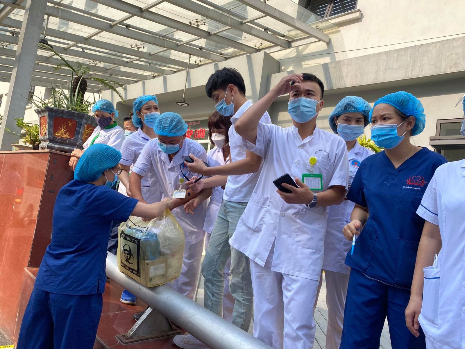 Đoàn quân áo trắng của Bệnh viện Hữu Nghị lên đường hỗ trợ TP Hồ Chí Minh chống dịch - Ảnh 4.