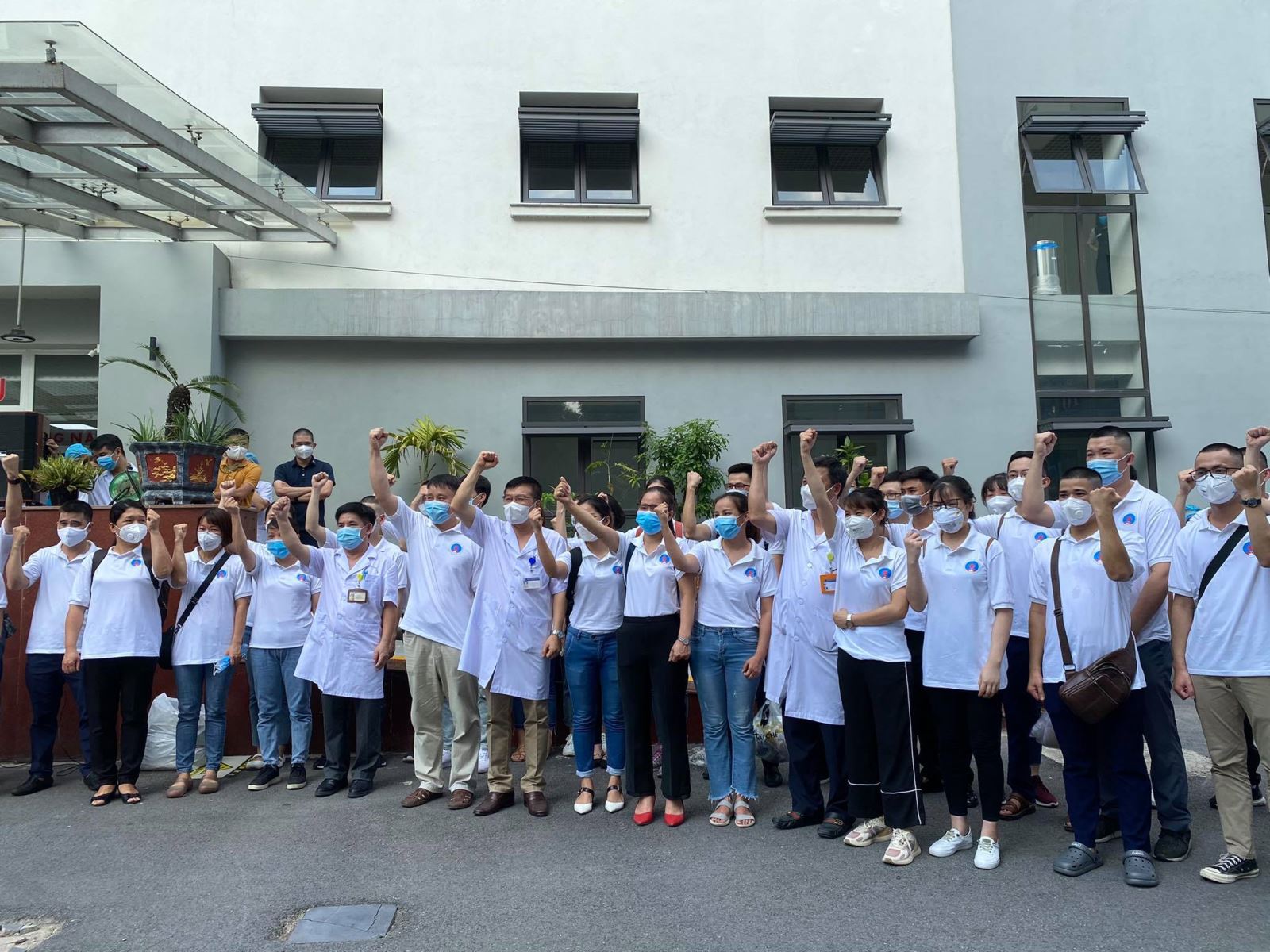 Đoàn quân áo trắng của Bệnh viện Hữu Nghị lên đường hỗ trợ TP Hồ Chí Minh chống dịch - Ảnh 1.