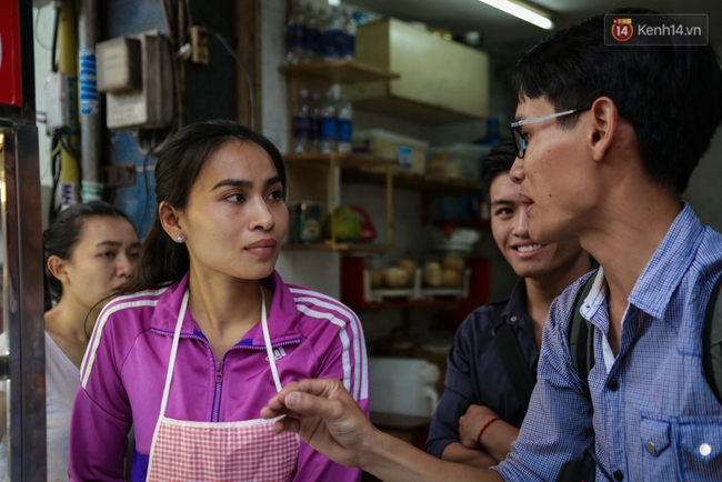 Ổ bánh mì 5.000 đồng độc nhất ở Sài Gòn: bánh thì rẻ nhưng tình người thì đắt! - Ảnh 13.