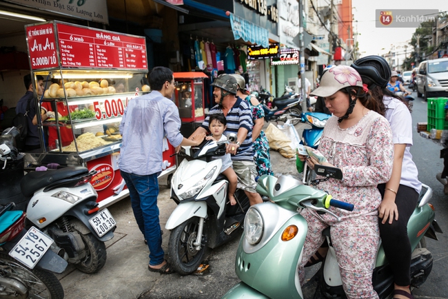 Ổ bánh mì 5.000 đồng độc nhất ở Sài Gòn: bánh thì rẻ nhưng tình người thì đắt! - Ảnh 1.