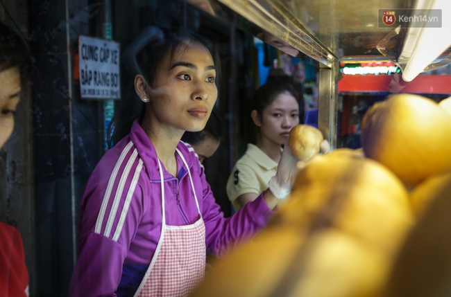 Ổ bánh mì 5.000 đồng độc nhất ở Sài Gòn: bánh thì rẻ nhưng tình người thì đắt! - Ảnh 5.