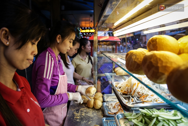 Ổ bánh mì 5.000 đồng độc nhất ở Sài Gòn: bánh thì rẻ nhưng tình người thì đắt! - Ảnh 4.