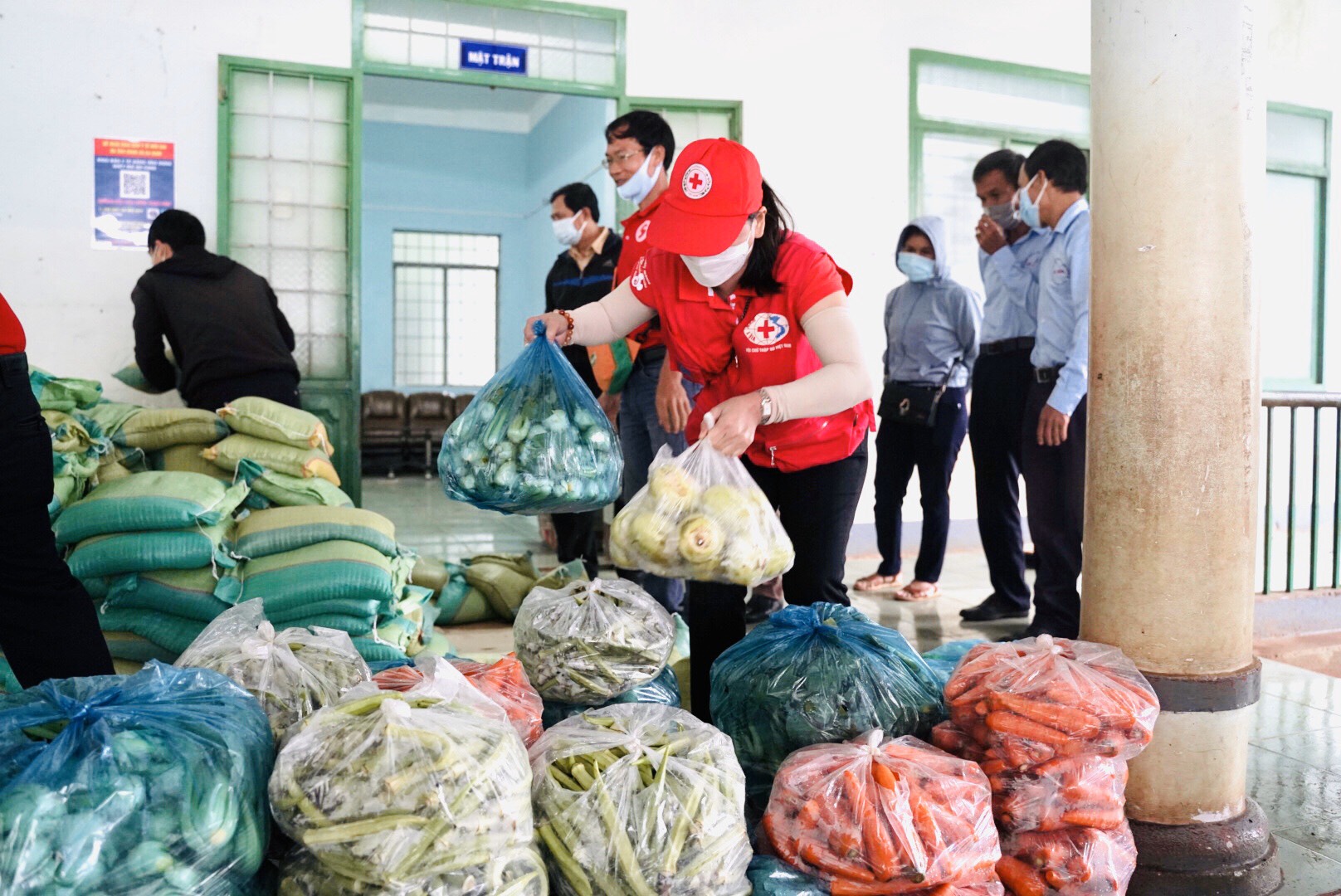 Đắk Lắk: Tặng 150 suất quà hỗ trợ người dân xã Ea Nam, huyện Ea H''Leo bị ảnh hưởng bởi dịch bệnh - Ảnh 2.