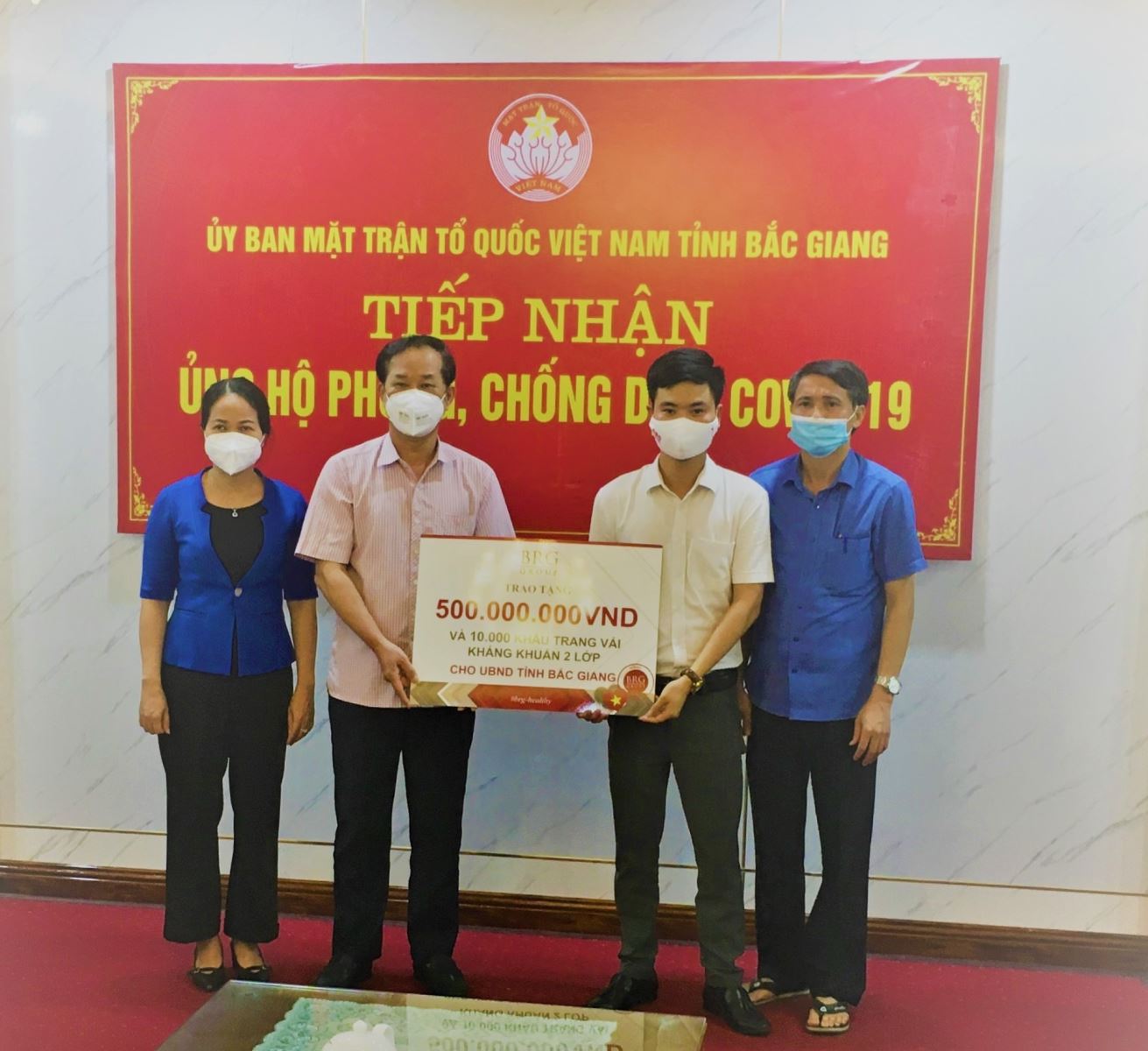BRG ủng hộ 1 tỷ đồng và 20.000 khẩu trang cho cho Bắc Giang và Hà Nam chống dịch - Ảnh 2.