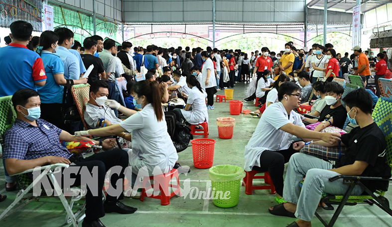 Gần 500 người tham gia ngày hội hiến máu “Giọt hồng đất Kiên Giang” - Ảnh 2.