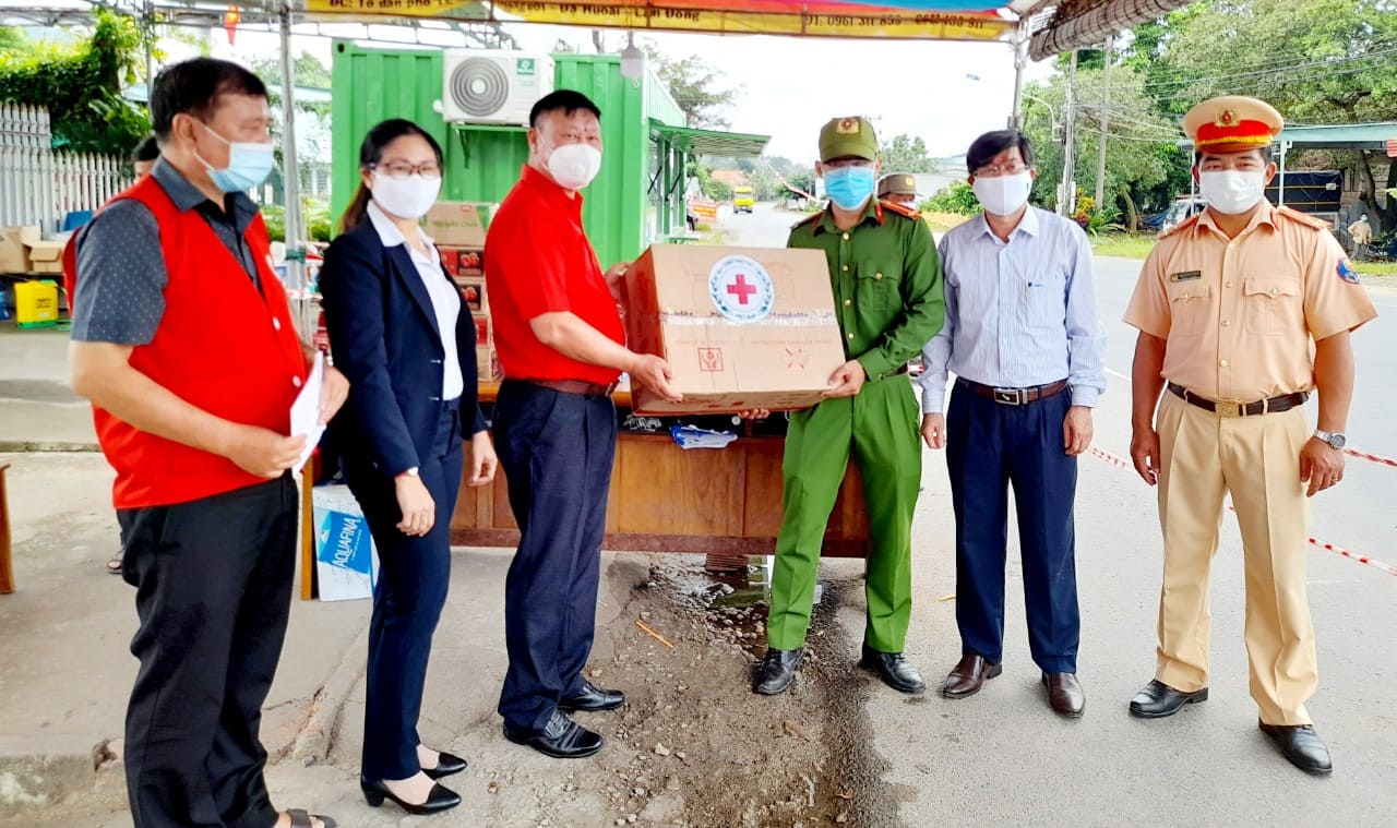 Lâm Đồng: Trao nhà tình thương và tặng quà chốt phòng, chống dịch Covid-19 huyện Đạ Huoai - Ảnh 2.