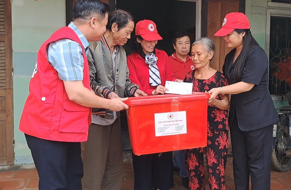 Chủ tịch Hội Chữ thập đỏ Việt Nam tháp tùng Đoàn công tác Chủ tịch nước Nguyễn Xuân Phúc thăm người dân vùng ngập lũ tại Đà Nẵng - Ảnh 1.