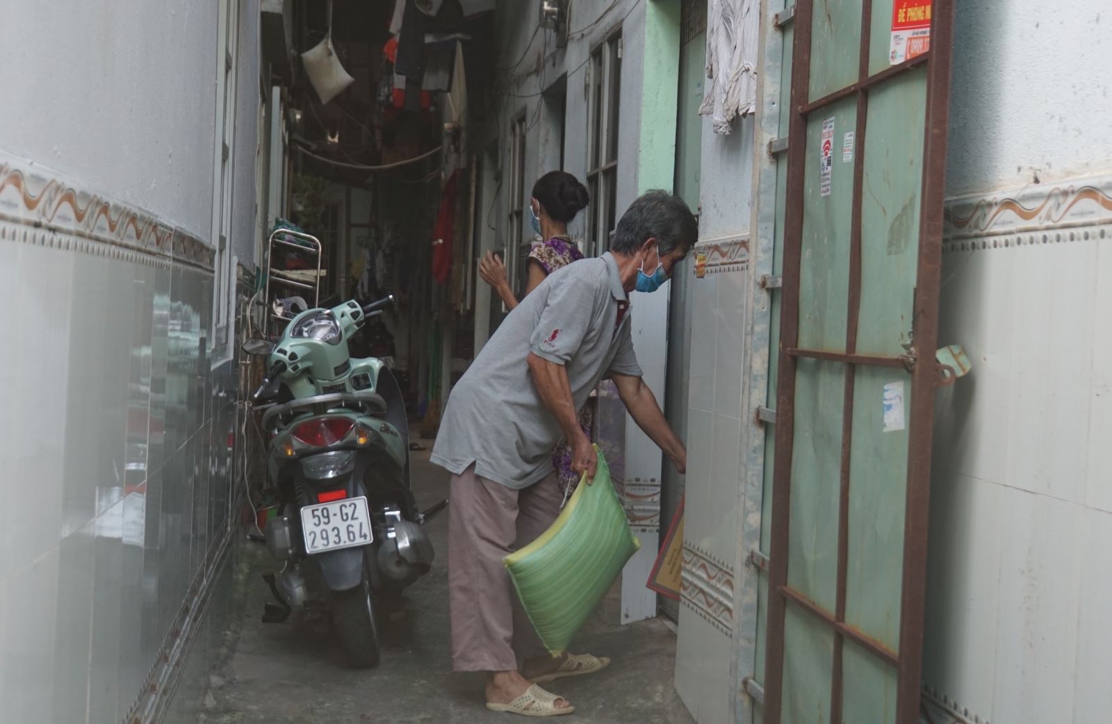 TP Hồ Chí Minh: Không để người lao động ở trọ phải thiếu ăn, thiếu chỗ ở - Ảnh 2.