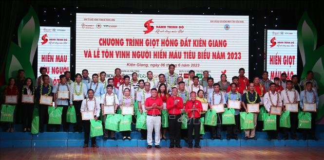 Kiên Giang: Tôn vinh 204 tấm gương hiến máu tiêu biểu năm 2023 - Ảnh 1.