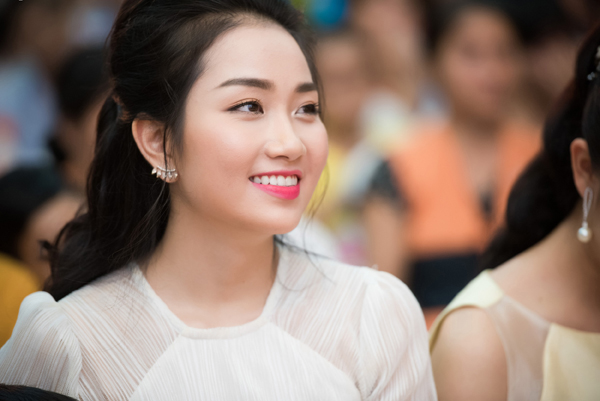 Người đẹp Phùng Lan Hương.