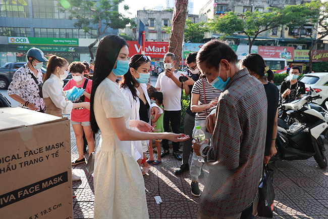 Chủ quán ngan phát gạo, tiền cho người nghèo bị ảnh hưởng vì dịch COVID-19 - Ảnh 3.