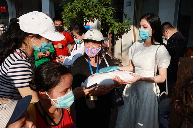 Chủ quán ngan phát gạo, tiền cho người nghèo bị ảnh hưởng vì dịch COVID-19 - Ảnh 4.