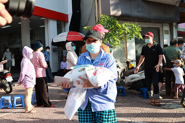 Chủ quán ngan phát gạo, tiền cho người nghèo bị ảnh hưởng vì dịch COVID-19 - Ảnh 10.