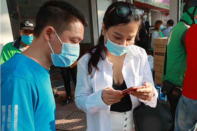 Chủ quán ngan phát gạo, tiền cho người nghèo bị ảnh hưởng vì dịch COVID-19 - Ảnh 5.