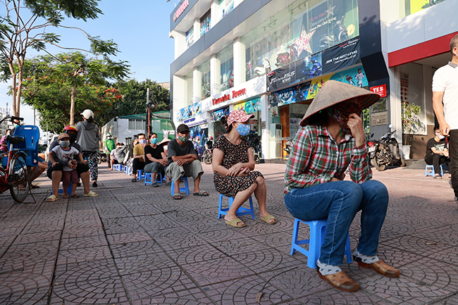 Chủ quán ngan phát gạo, tiền cho người nghèo bị ảnh hưởng vì dịch COVID-19 - Ảnh 2.