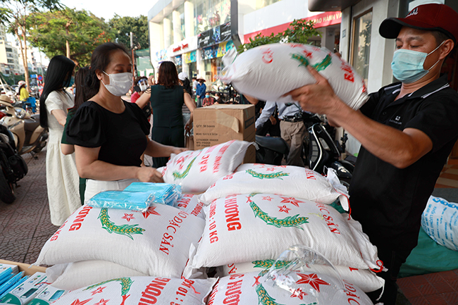 Chủ quán ngan phát gạo, tiền cho người nghèo bị ảnh hưởng vì dịch COVID-19 - Ảnh 7.