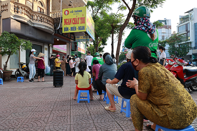 Chủ quán ngan phát gạo, tiền cho người nghèo bị ảnh hưởng vì dịch COVID-19 - Ảnh 1.