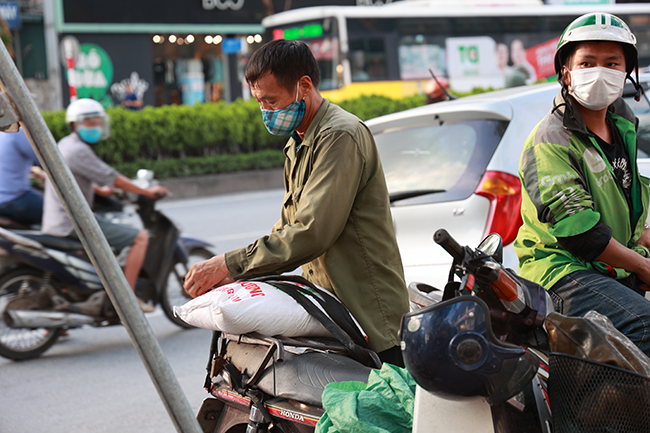 Chủ quán ngan phát gạo, tiền cho người nghèo bị ảnh hưởng vì dịch COVID-19 - Ảnh 8.