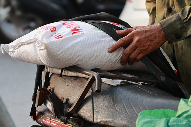 Chủ quán ngan phát gạo, tiền cho người nghèo bị ảnh hưởng vì dịch COVID-19 - Ảnh 9.