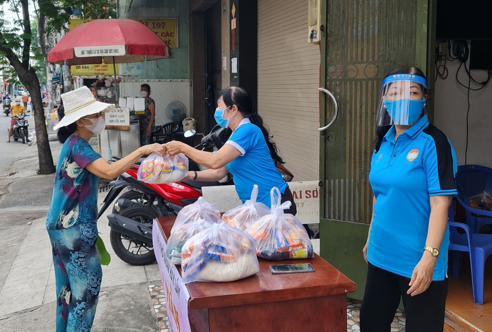 TP Hồ Chí Minh: Nhiều phần quà ý nghĩa gửi đến các lực lượng chống dịch, người nghèo - Ảnh 11.