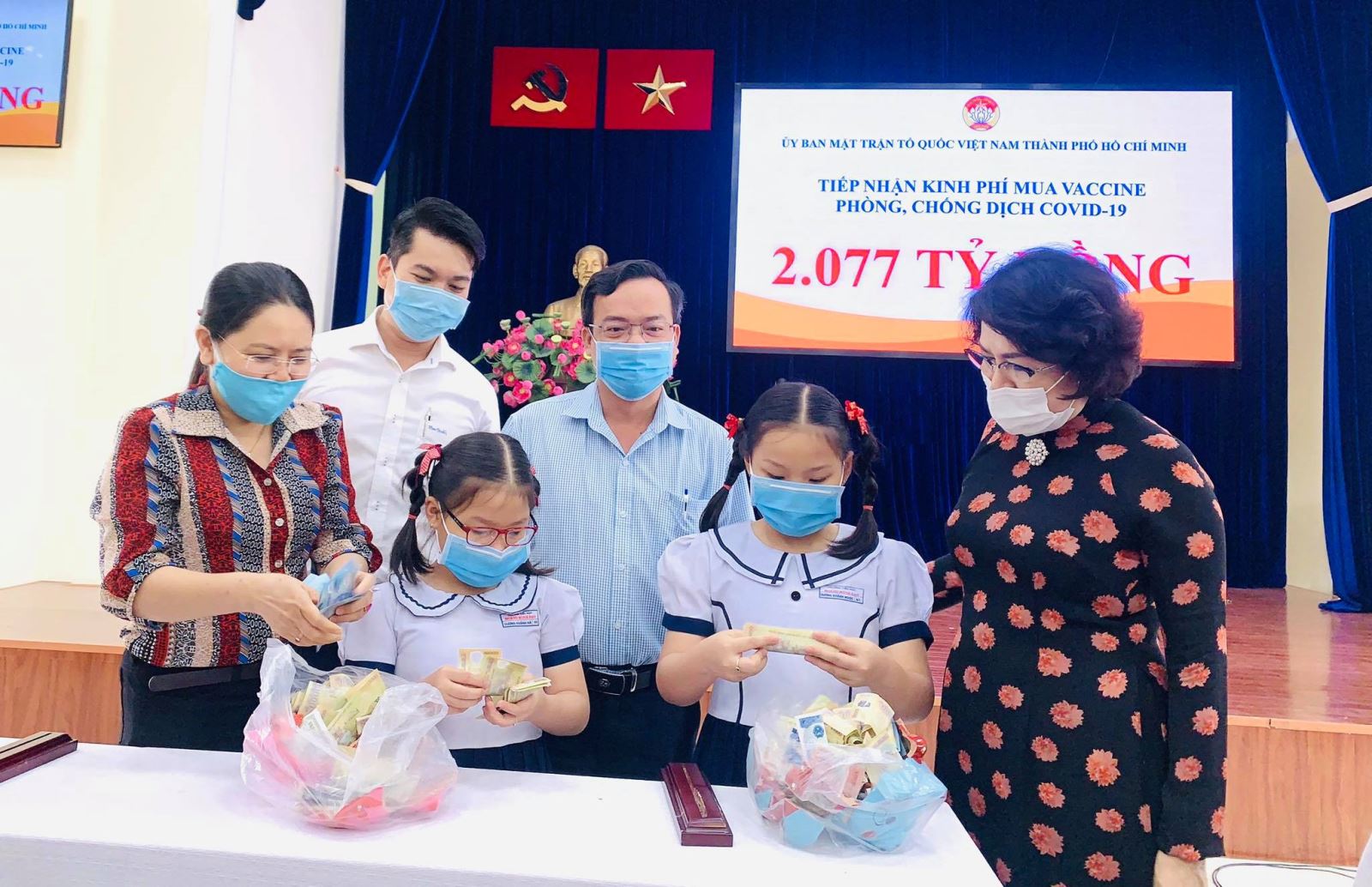 TP Hồ Chí Minh tiếp nhận 14.970 tỷ đồng ủng hộ kinh phí mua vaccine - Ảnh 1.