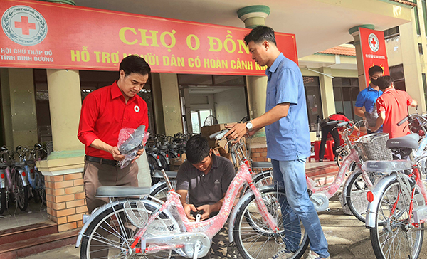 Bình Dương: Hỗ trợ 700 suất học bổng cho các địa phương để trao tặng cho học sinh khó khăn trong dịp năm học mới - Ảnh 2.