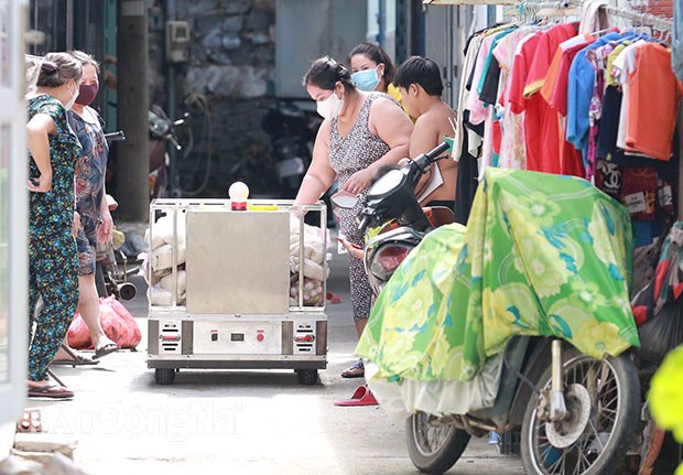 Robot vận chuyển nhu yếu phẩm trong khu cách ly, phong tỏa ở Đồng Nai - Ảnh 1.
