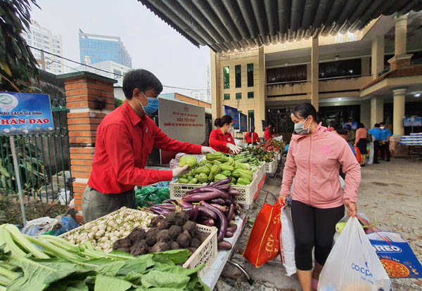 Bình Dương: Chợ Nhân đạo lần thứ 2 chăm lo cho người mù, người có hoàn cảnh khó khăn - Ảnh 3.