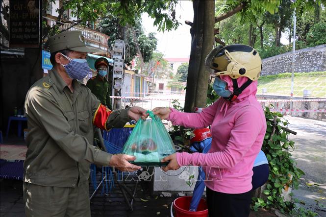 Ấm tình người nơi tâm dịch - Ảnh 3.