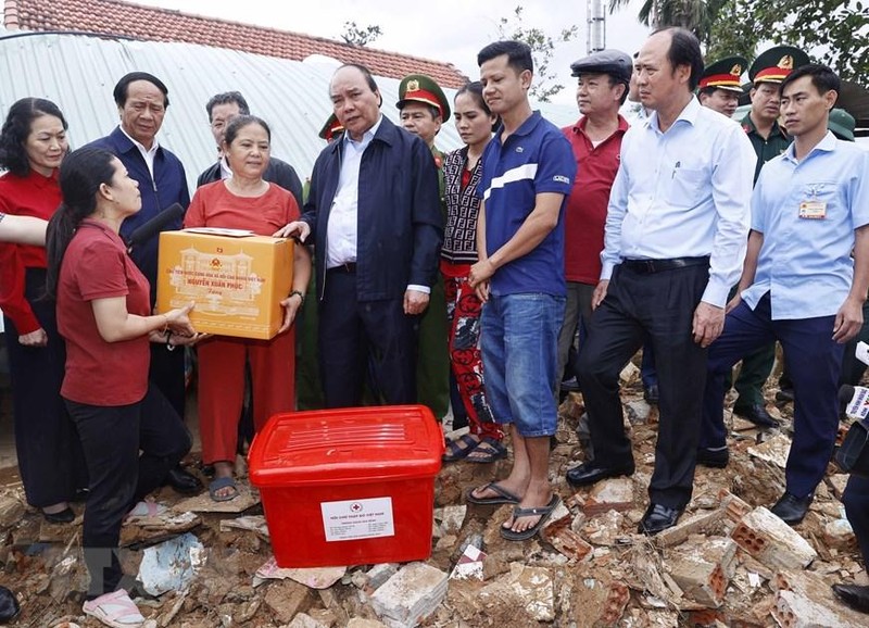 Chủ tịch Hội Chữ thập đỏ Việt Nam tháp tùng Đoàn công tác Chủ tịch nước Nguyễn Xuân Phúc thăm người dân vùng ngập lũ tại Đà Nẵng - Ảnh 2.