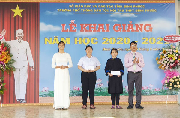 Sẻ chia khó khăn với những học sinh nghèo hiếu học tại Bình Phước - Ảnh 1.