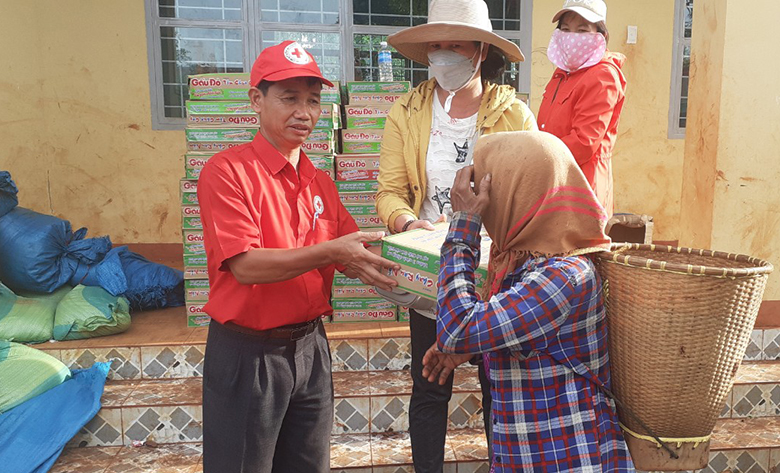 Gia Lai: Khám bệnh, cấp thuốc miễn phí và tặng quà cho đồng bào nghèo huyện Đức Cơ và Chư Sê - Ảnh 2.