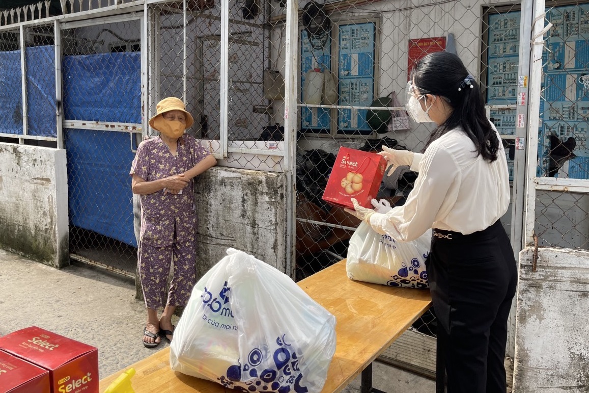 TP Hồ Chí Minh: Nhiều phần quà ý nghĩa gửi đến các lực lượng chống dịch, người nghèo - Ảnh 3.