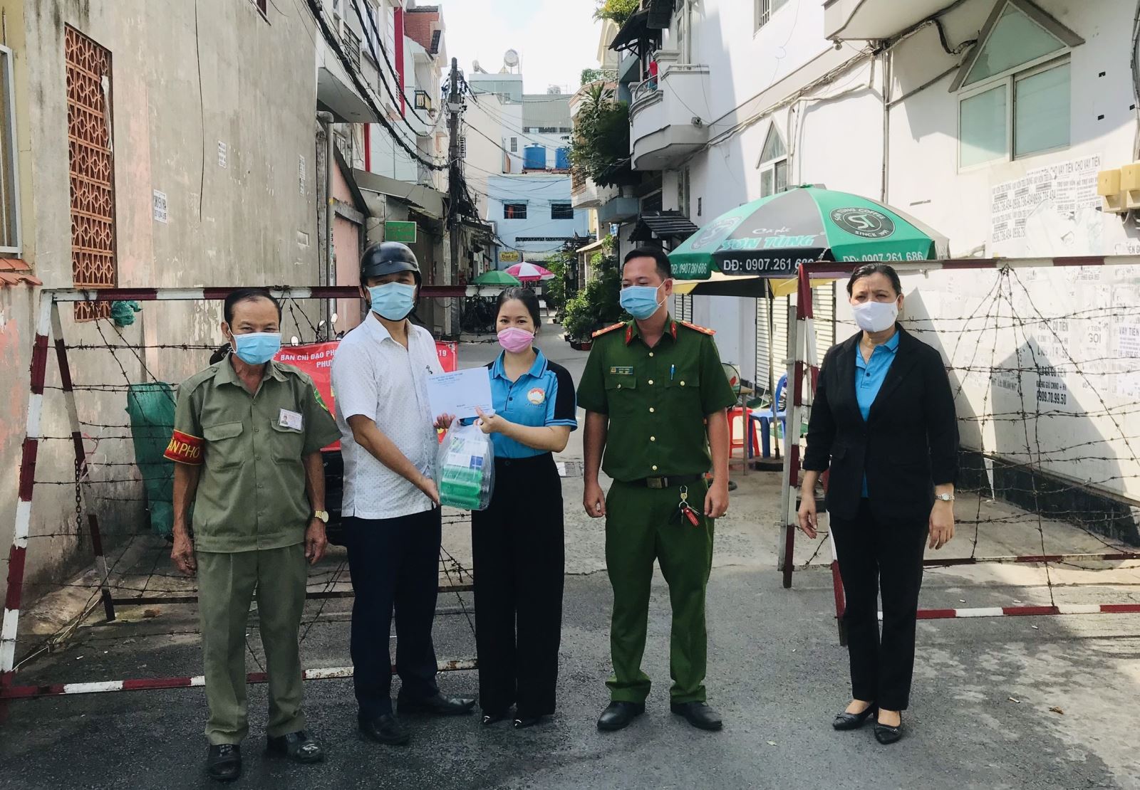 TP Hồ Chí Minh: Nhiều phần quà ý nghĩa gửi đến các lực lượng chống dịch, người nghèo - Ảnh 10.