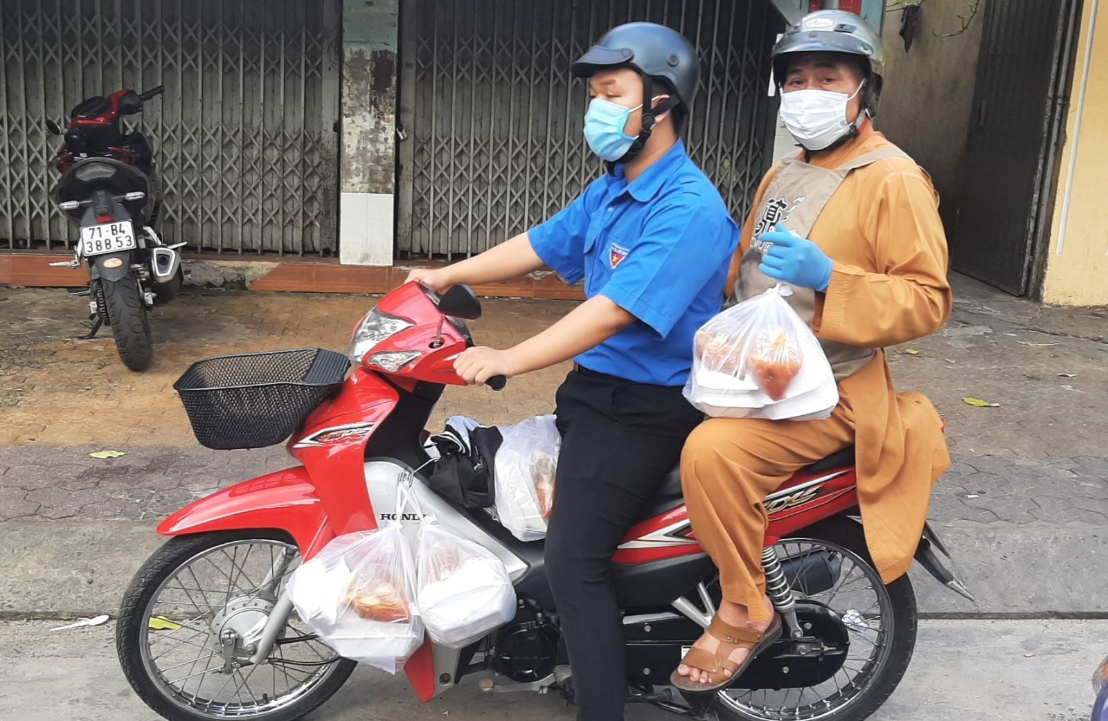 TP Hồ Chí Minh: Nhiều phần quà ý nghĩa gửi đến các lực lượng chống dịch, người nghèo - Ảnh 9.