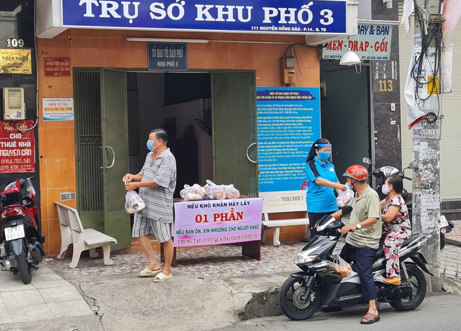 TP Hồ Chí Minh: Nhiều phần quà ý nghĩa gửi đến các lực lượng chống dịch, người nghèo - Ảnh 8.