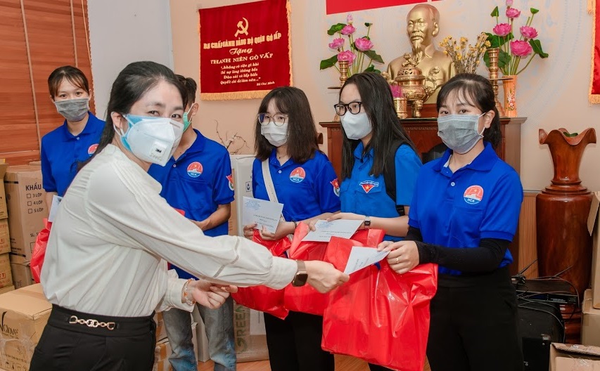 TP Hồ Chí Minh: Nhiều phần quà ý nghĩa gửi đến các lực lượng chống dịch, người nghèo - Ảnh 2.